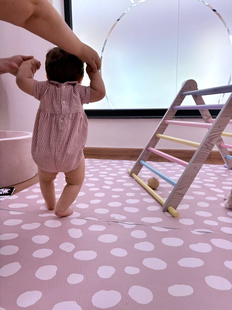 bebe andando